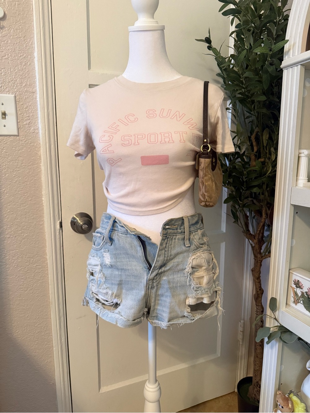 Abercrombie & Fitch light wash denim shorts W25 size 0